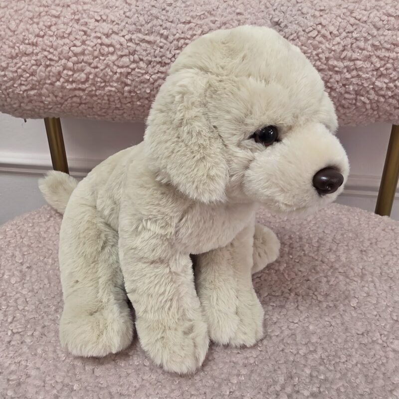 Cachorro golden retriever de peluche color crema sentado
