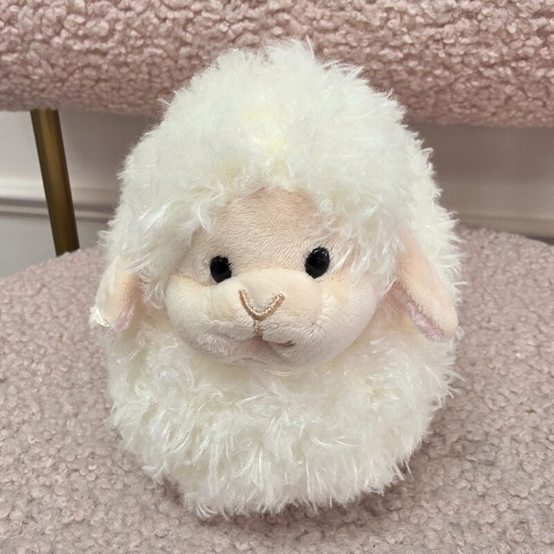 Ovejita de peluche crema redonda y esponjosa con orejas rosadas