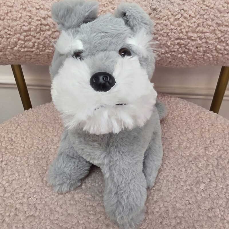 Perrito schnauzer de peluche gris y blanco con barba y cejas