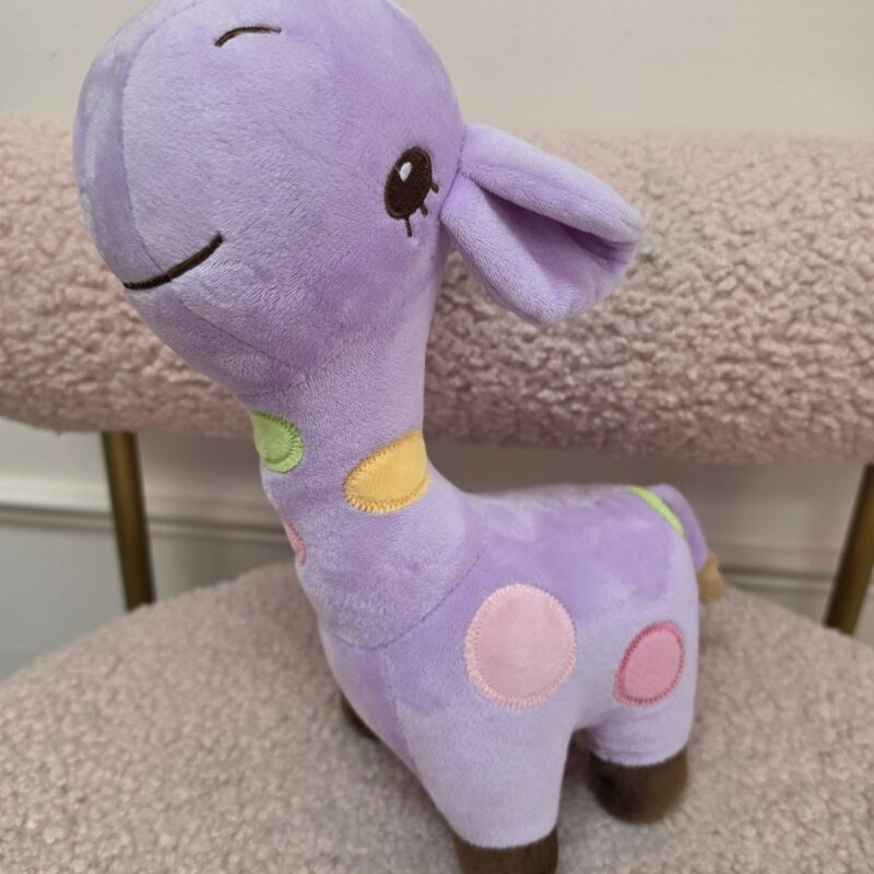 Jirafa de peluche lila con lunares de colores pastel