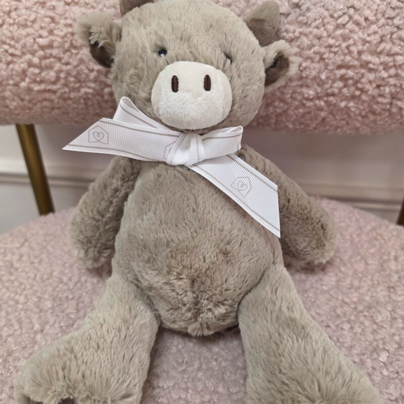 Vaquita de peluche snug gris topo con lazo blanco a rayas