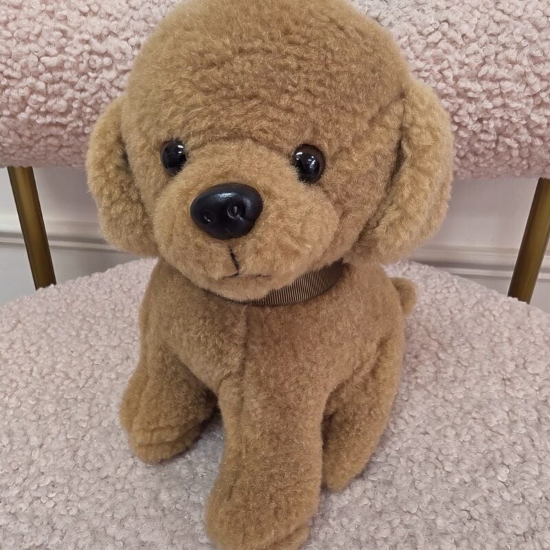 Perrito poodle de peluche color caramelo con collar café