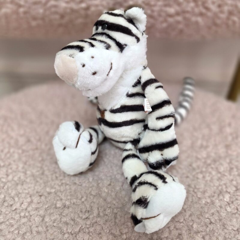 Tigre de peluche blanco con rayas negras y cola larga