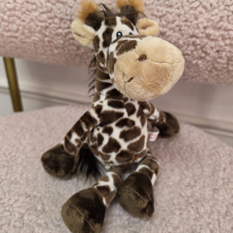 Jirafa de peluche con manchas cafés y patas sueltas