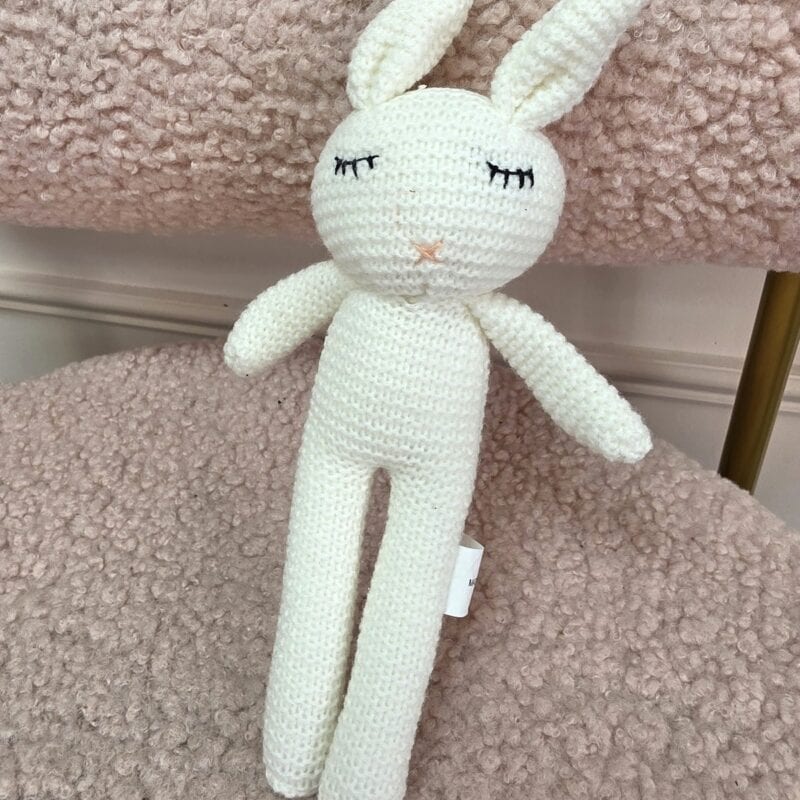 Conejita marfil tejida a crochet con orejas largas y ojitos dormidos bordados