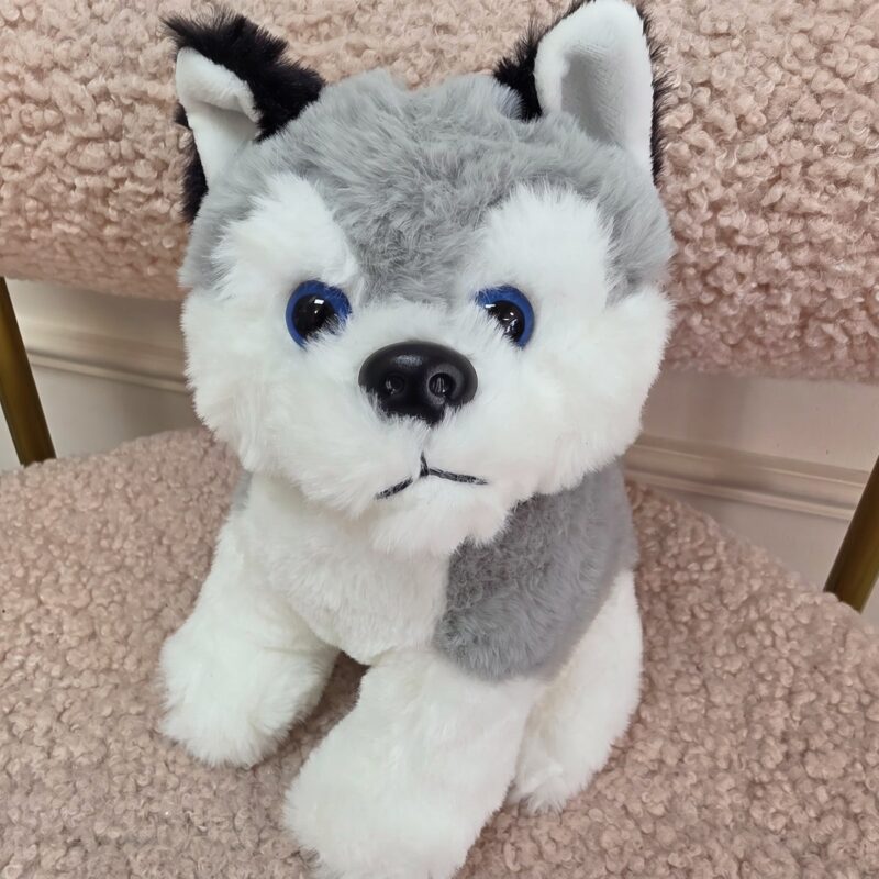 Cachorro husky de peluche gris y blanco con ojos azules