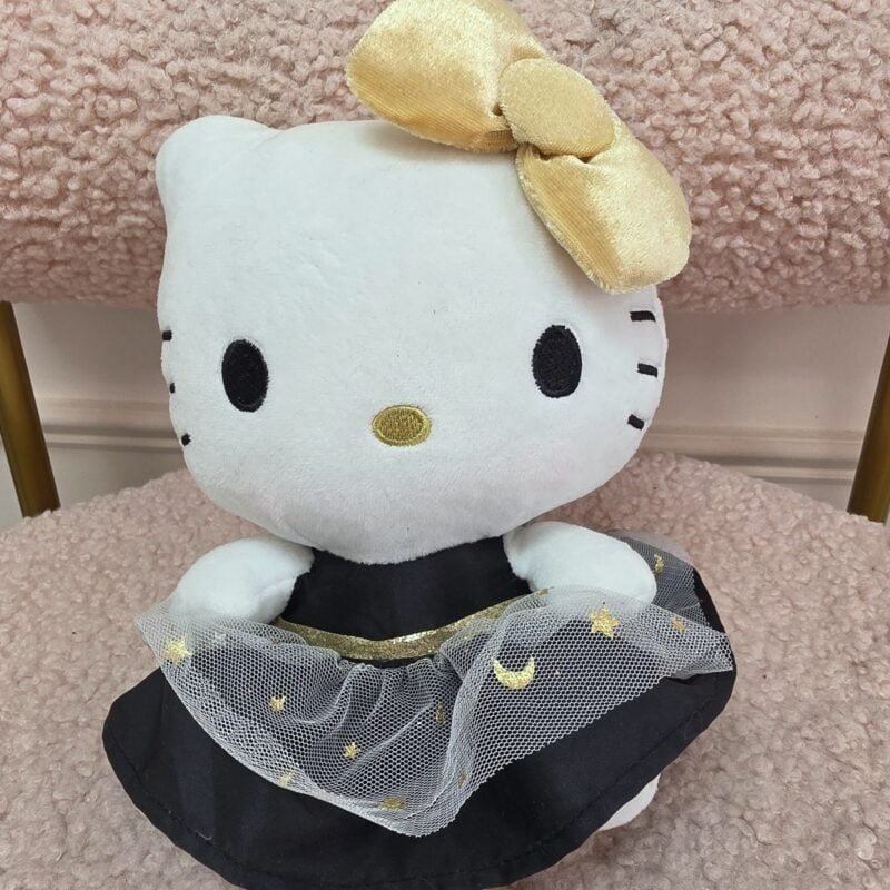 Peluche Hello Kitty con vestido negro, falda de tul con estrellas doradas y moño dorado