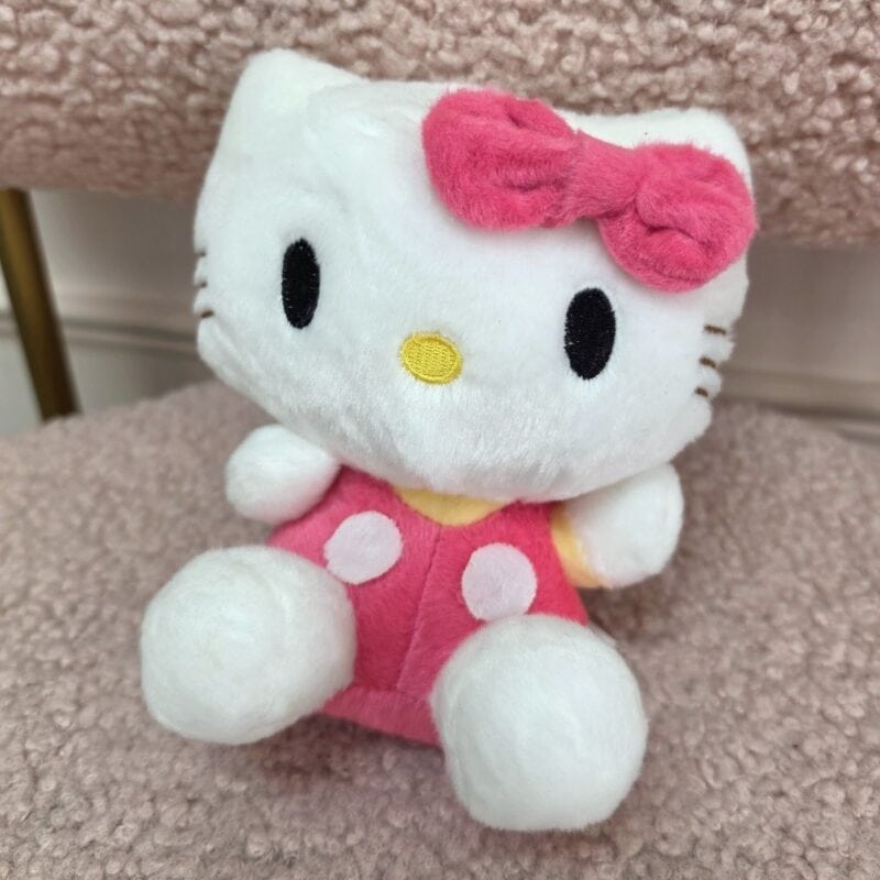 Peluche Hello Kitty con overol rosado de lunares y moño rosado