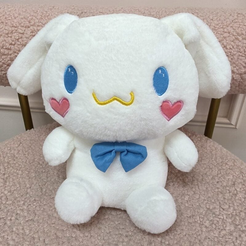Peluche Cinnamoroll blanco con cachetes de corazón y corbatín azul
