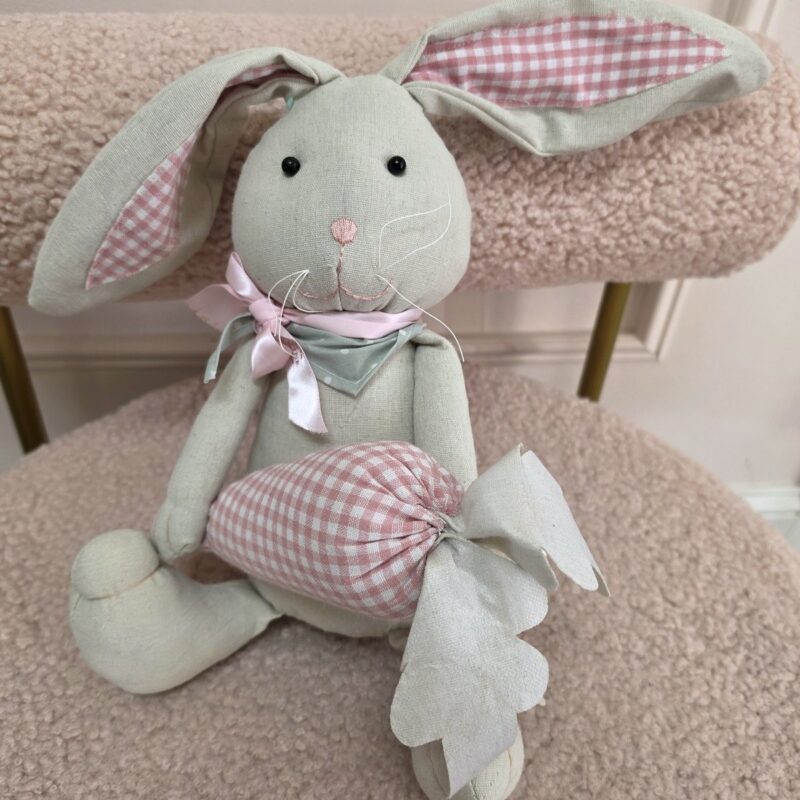 Conejito de peluche de lino verde salvia con orejas de cuadros rosados, pañuelo y zanahoria