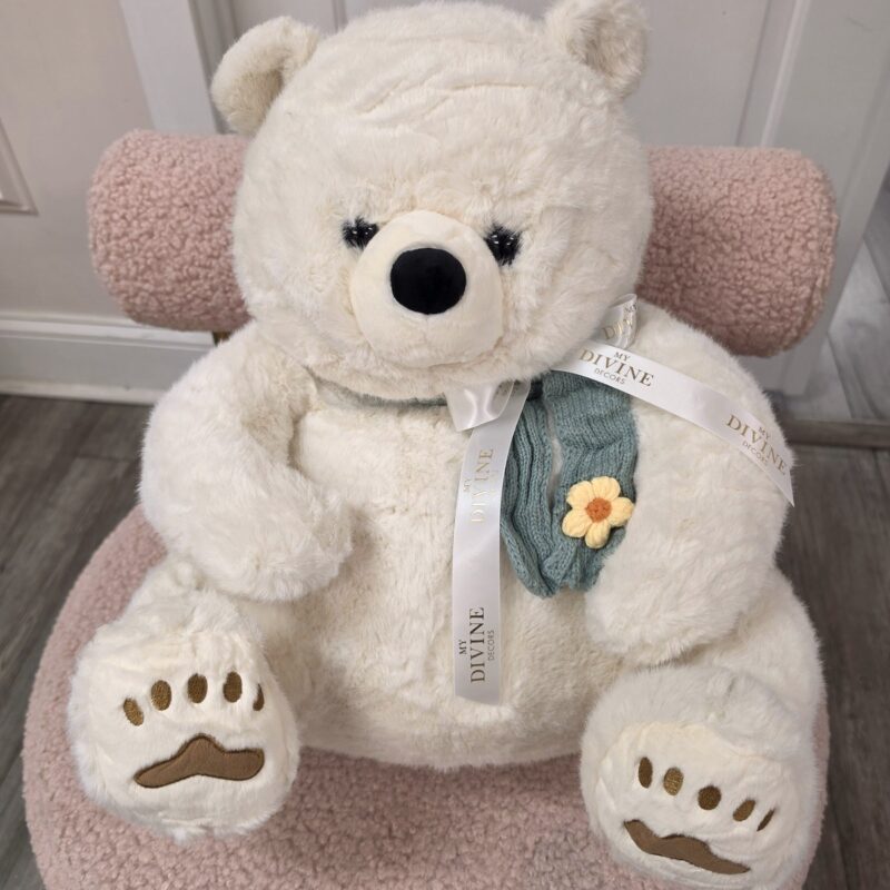 Oso de peluche marfil grande con bufanda tejida verde azulado, florecita amarilla y cinta blanca My Divine Decors