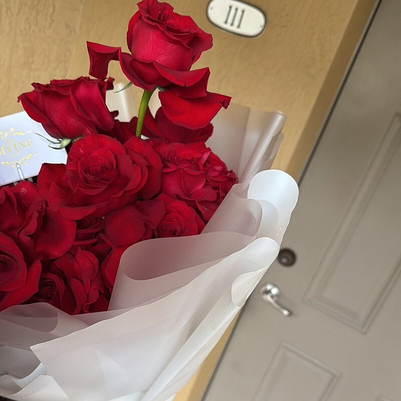 Ramo Elegance de Rosas Rojas Reflexed, rosas rojas abiertas en papel blanco