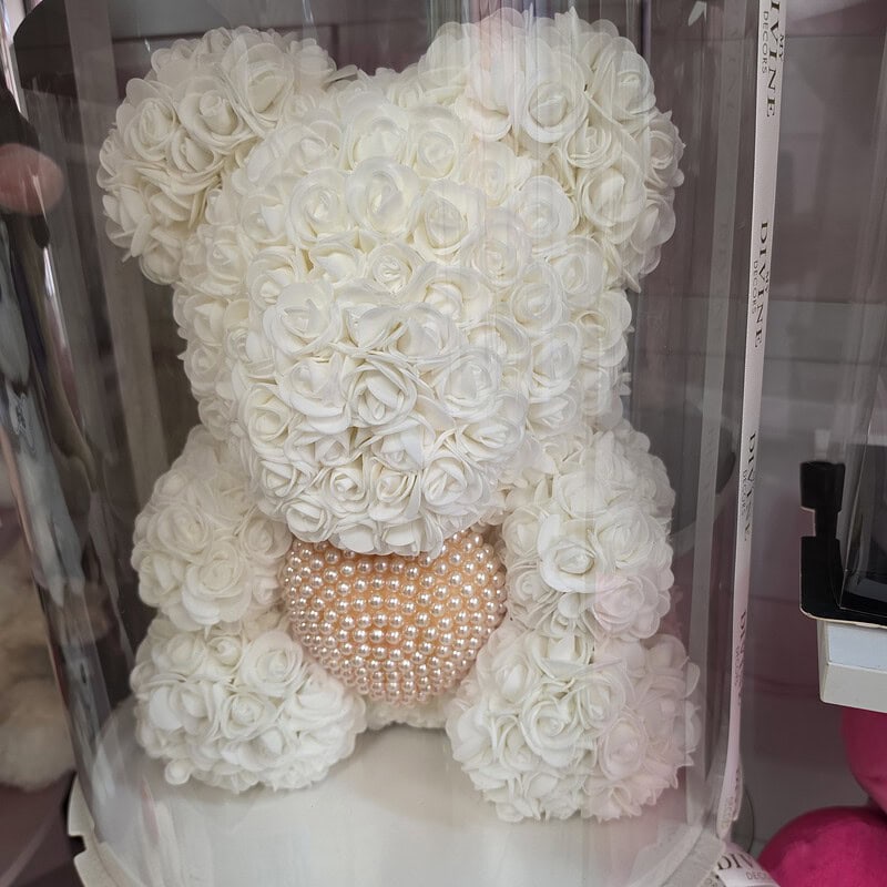 Oso de rosas de espuma marfil con corazón de perlas en cilindro transparente