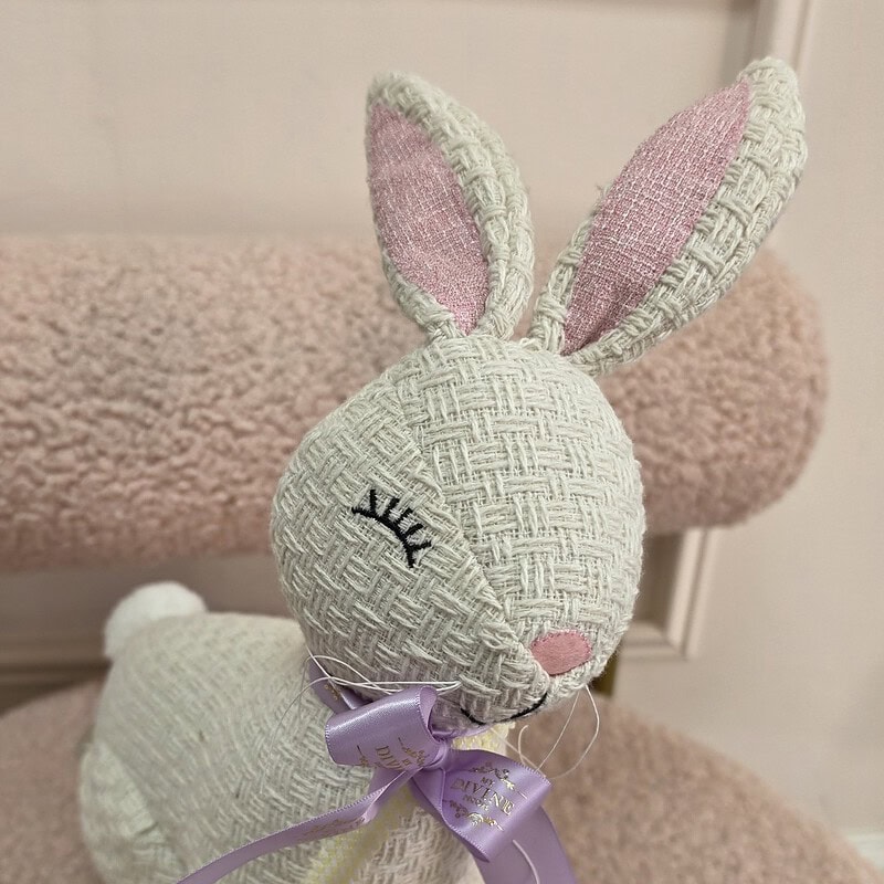 Conejito de textura tejida marfil con ojitos dormidos y cinta lila My Divine Decors