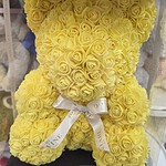 Oso de rosas de espuma amarillas con cinta marfil My Divine Decors en caja transparente